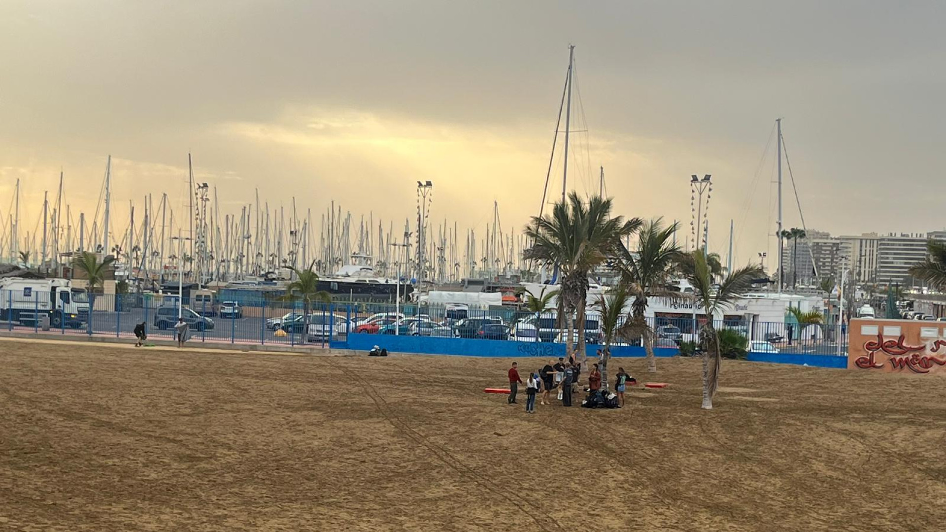 J Venes Extranjeros Acampan A Sus Anchas En Una Playa De Gran Canaria