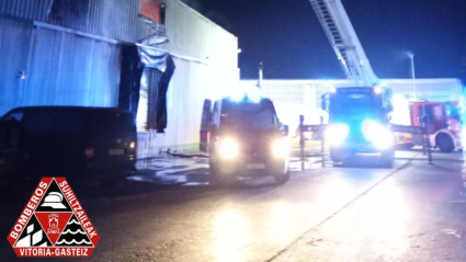 Los bomberos sofocan un incendio en el pabellón Ali Gobeo de Vitoria