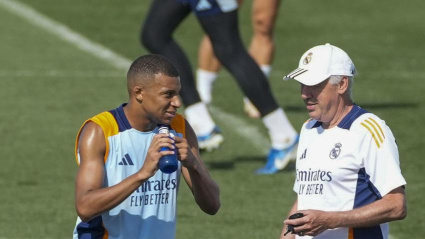Carlo Ancelotti da instrucciones a Kylian Mbappé en un entrenamiento.