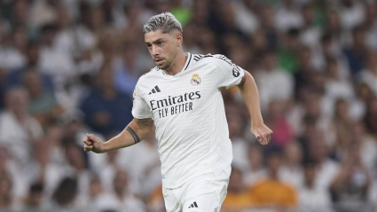 Feder Valverde conduce la pelota durante el partido del Real Madrid contra el Betis.