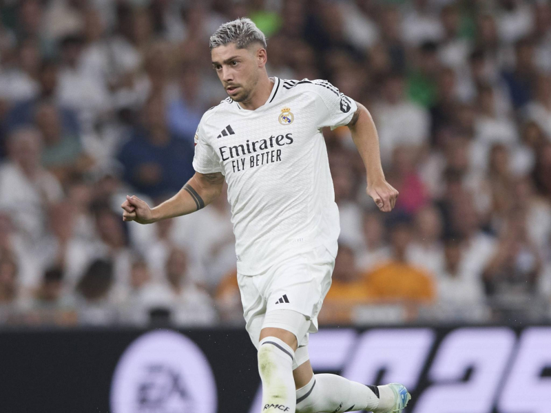 Feder Valverde conduce la pelota durante el partido del Real Madrid contra el Betis.