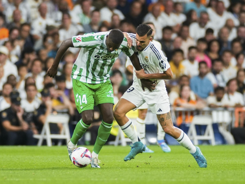 Dani Ceballos lucha con William Silva de Carvalho, durante el partido.