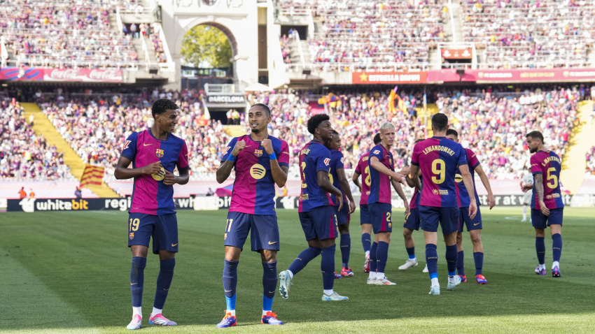 Los jugadores del Barcelona celebran uno de sus goles ante el Valladolid