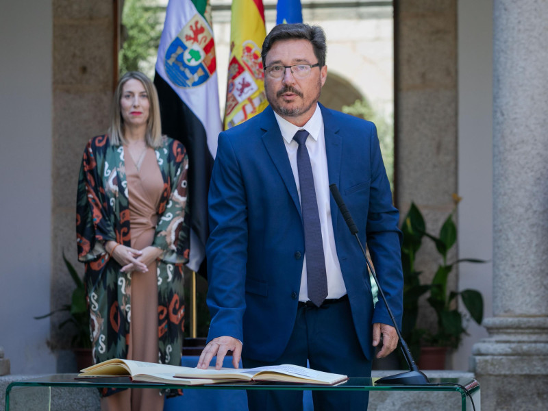 El consejero de Economía, Guillermo Santamaría,y  la presidenta de la Junta, María Guardiola