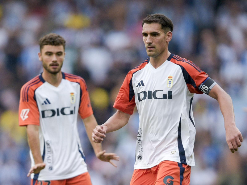 Dani Calvo con el brazalete del Real Oviedo.