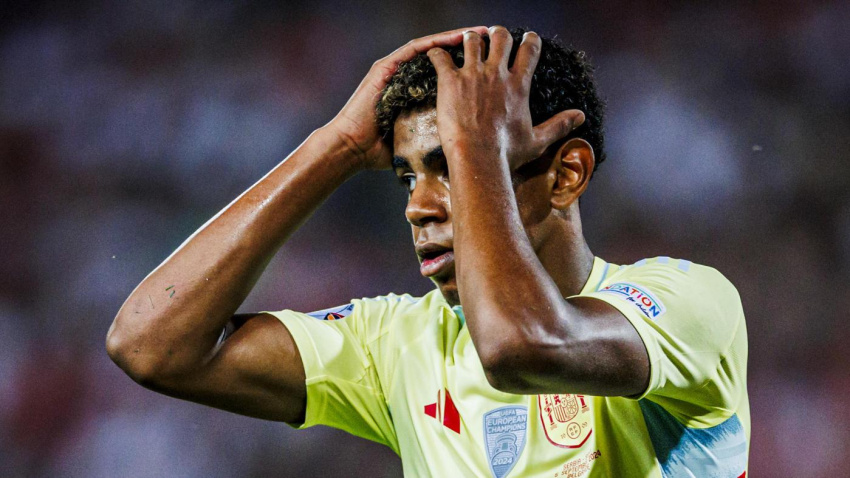 El delantero de la selección española, Lamine Yamal, se lamenta de una ocasión fallada