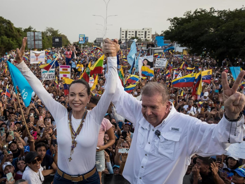 Edmundo González (d) junto a María Corina Machado