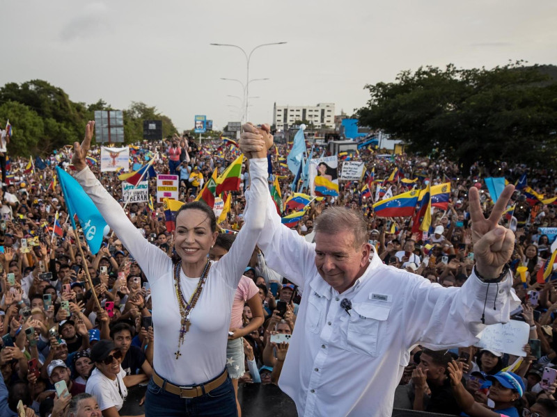 Edmundo González (d) junto a María Corina Machado