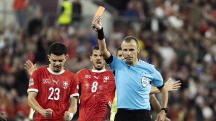 El colegiado muestra la cartulina roja a Le Normand.