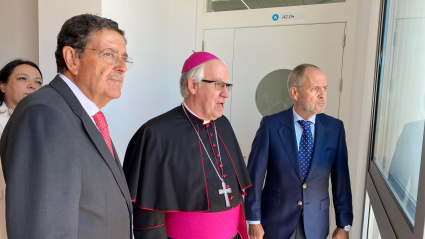 El arzobispo de Sevilla, Monseñor José Ángel Saiz Meneses, y el rector de la Universidad CEU Fernando III, José Alberto Parejo