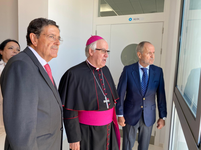 El arzobispo de Sevilla, Monseñor José Ángel Saiz Meneses, y el rector de la Universidad CEU Fernando III, José Alberto Parejo