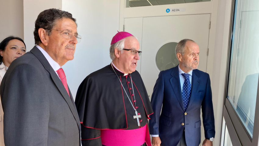 El arzobispo de Sevilla, Monseñor José Ángel Saiz Meneses, y el rector de la Universidad CEU Fernando III, José Alberto Parejo