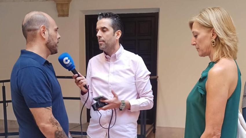 José Ángel Ayala entrevista a Daniel García, padre de Daniela García quien sufre esta rara enfermedad y la vicepresidenta del club, Soledad Trenza