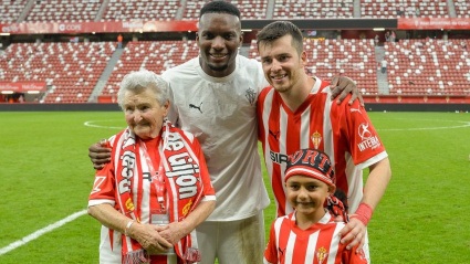 Guille Rosas y Juan Otero junto a dos aficionados en El Molinón.