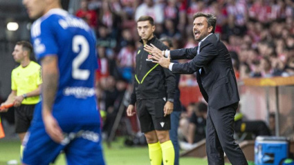 Rubén Albés en el banquillo de El Molinón.