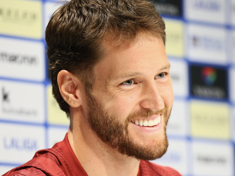 Alex Remiro sonriente en sala de prensa