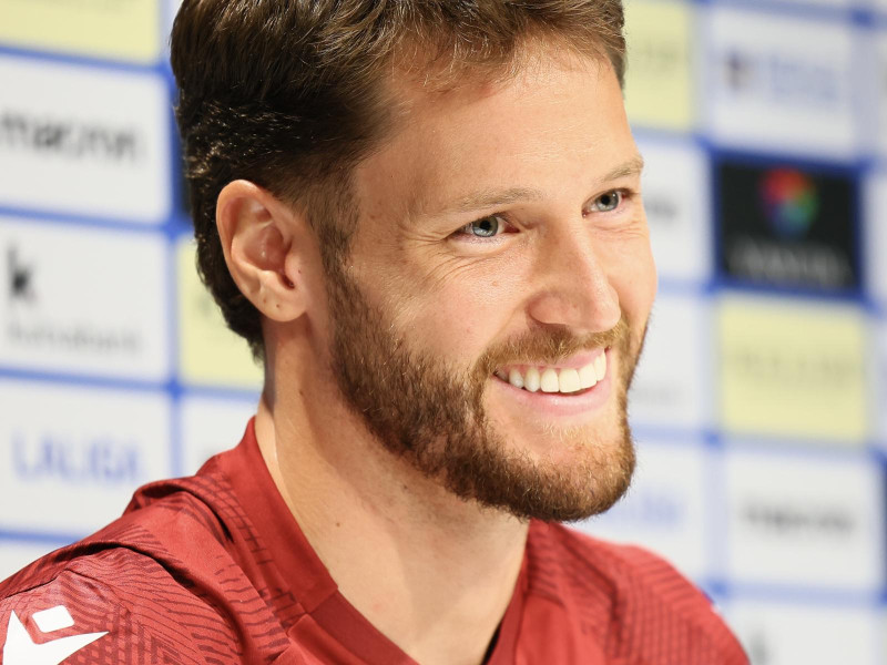 Alex Remiro sonriente en sala de prensa