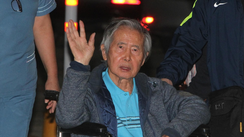 Alberto Fujimori saliendo del hospital