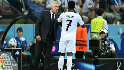 Carlo Ancelotti habla con Vinicius durante la Supercopa de Europa.