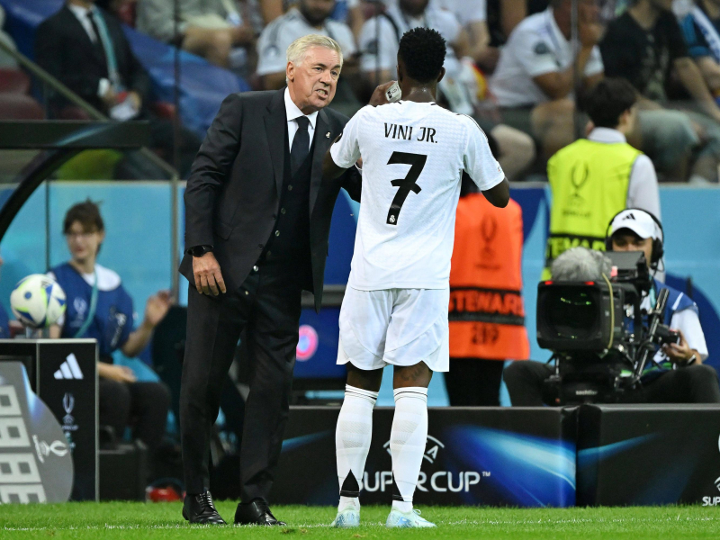 Carlo Ancelotti habla con Vinicius durante la Supercopa de Europa.