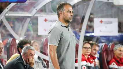 Un serio Hansi Flick contempla el Mónaco-Barcelona desde el banquillo.