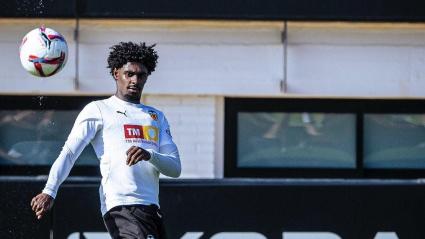 Thierry anda con molestias, pero apunta al once