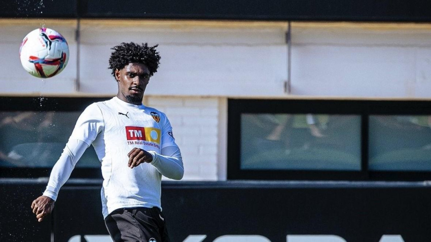 Thierry anda con molestias, pero apunta al once