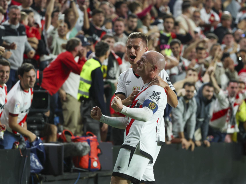 Isi celebra el gol al Atlético de Madrid (EFE)