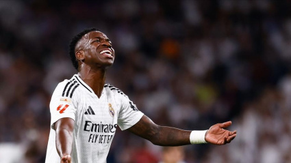 Vinicius Junior del Real Madrid protesta durante el partido de fútbol disputado entre el Real Madrid y el Deportivo Alavés en el Santiago Bernabéu