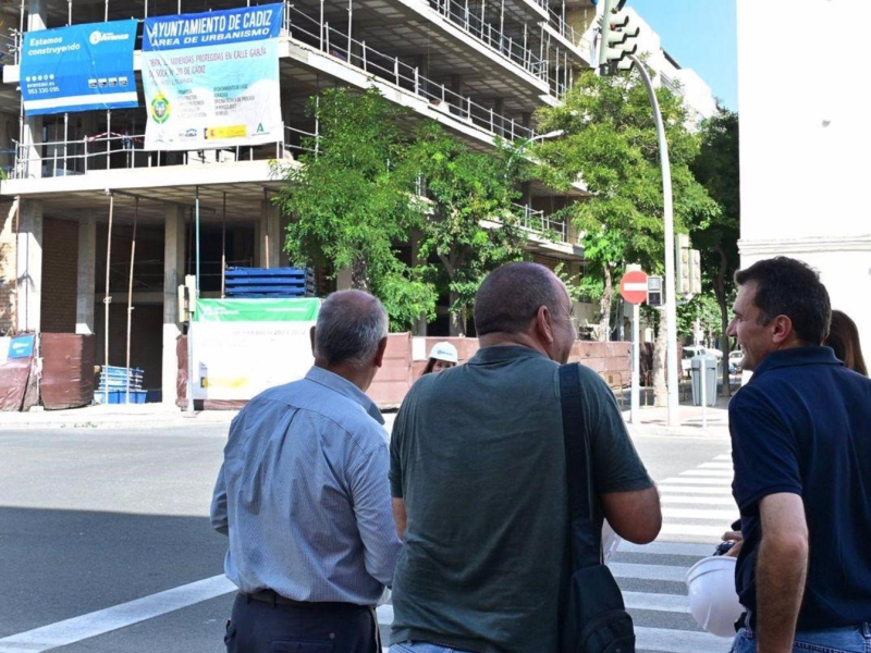 El alcalde de Cádiz, Bruno García, y la teniente de alcalde de Vivienda, Ana Sanjuán