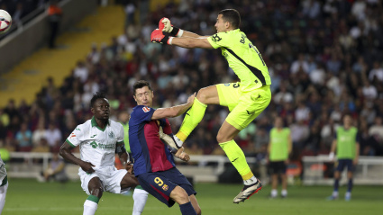 Patada de David Soria a Lewandowski (Cordon Press)