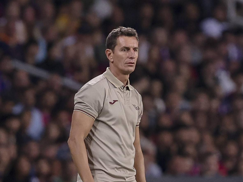 Patri Moreno, segundo entrenador del Getafe, da órdenes a sus futbolistas.