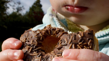 Niña comiéndose un donut