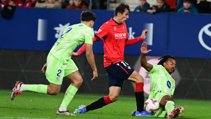 Budimir pelea un balón con Jules Koundé  Pau Cubarsí