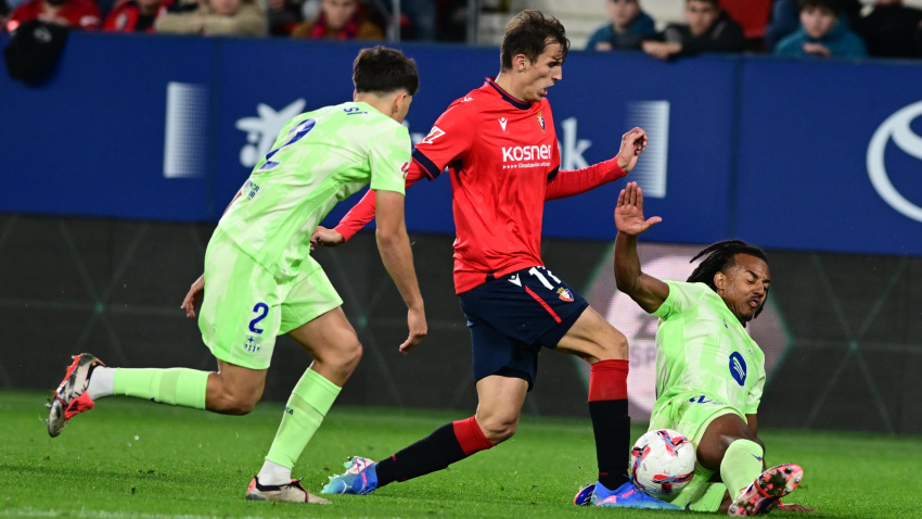 Budimir pelea un balón con Jules Koundé Pau Cubarsí