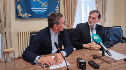 El expresidente del Gobierno, Mariano Rajoy, acompañado por el alcalde de Ribadeo, Daniel Vega
