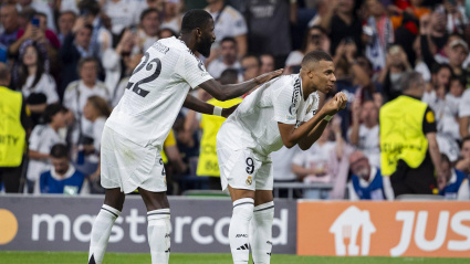 Rüdiger felicita a Mbappé tras un gol del francés esta temporada.