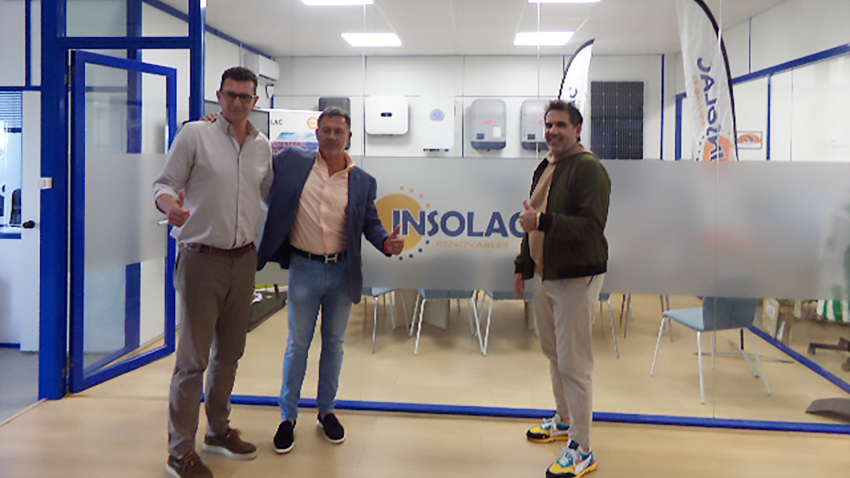 Firma del acuerdo entre responsables de Insolac Renovables y Caja 87