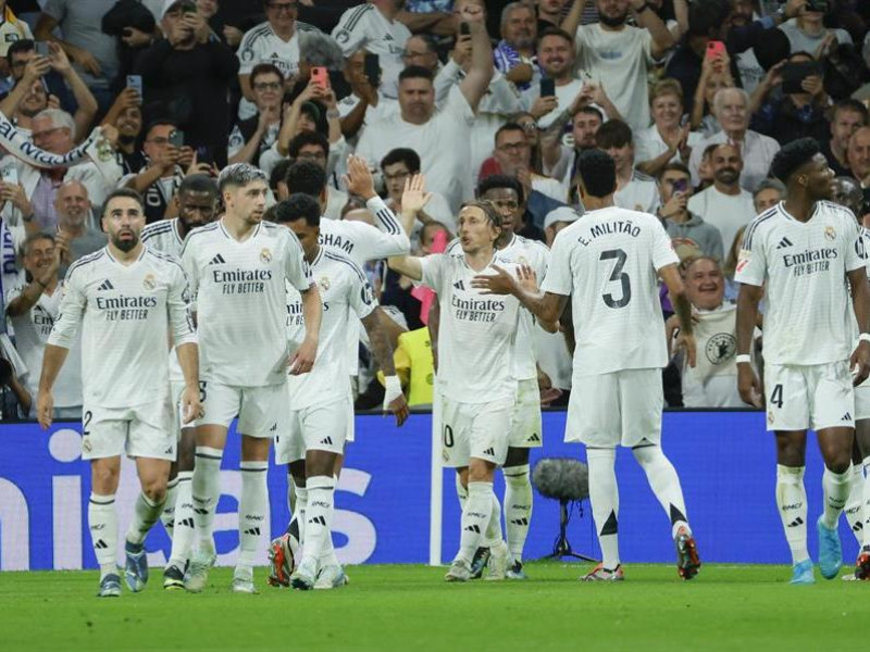 Jugadores del Real Madrid celebran el gol de Vinicius
