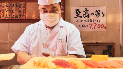 En los puestos callejeros japoneses puedes disfrutar viendo cómo se cocina sushi en directo