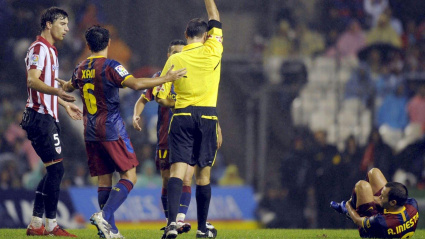 Mateu Lahoz enseña la tarjeta roja a Fernando Amorebieta por su entrada a Andrés Iniesta