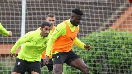 Jordy Caicedo controla un balón ante la presencia de Cote.