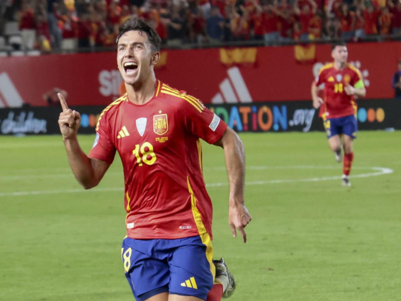 Martín Zubimendi celebra el gol conseguido ante Dinamarca.