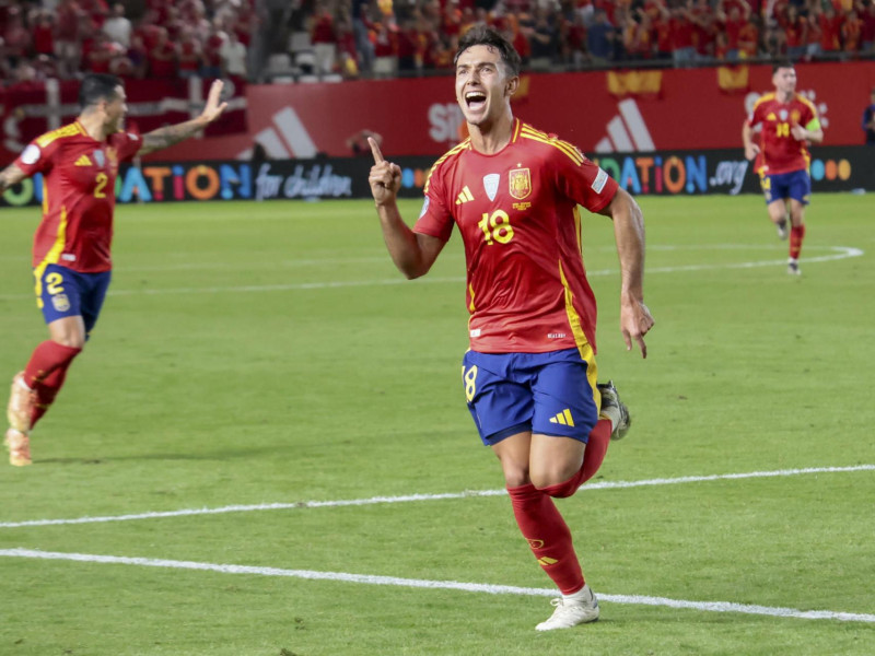 Martín Zubimendi celebra el gol conseguido ante Dinamarca.