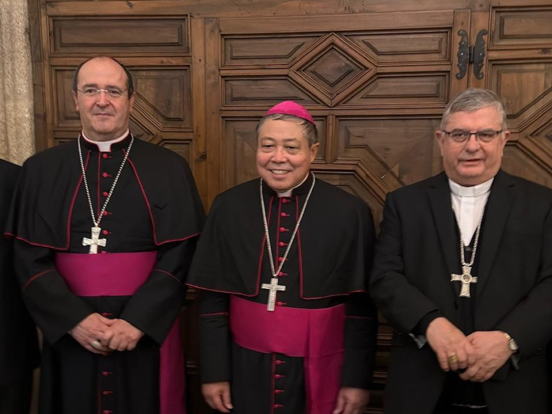 El Nuncio de Su Santidad junto a Monseñor Pulido y Fray José.