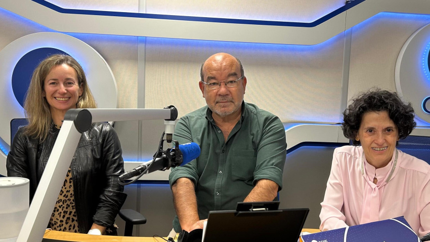 Expósito, junto Ester Uriol, directora de Comunicación de El Corte Inglés, y Naiara Cambas, directora de Divulgación Científica de la Asociación Española Contra el Cáncer