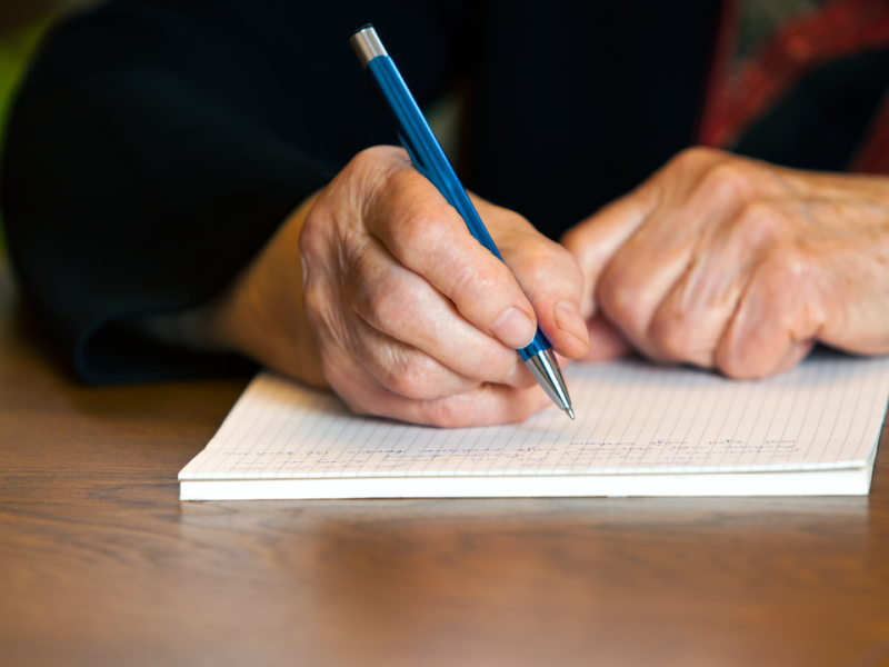 Abuela escribe una carta