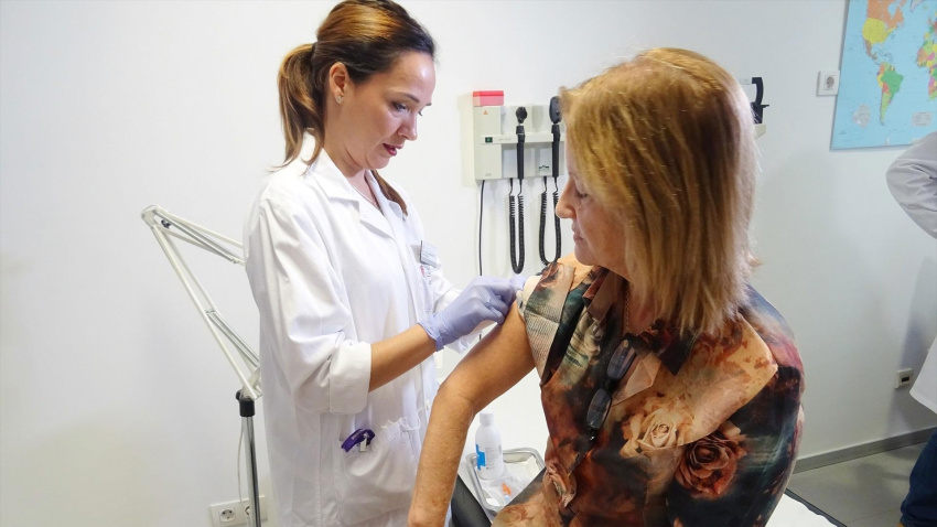 Una persona se vacuna