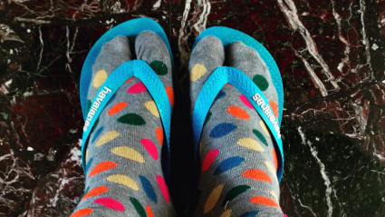 Calcetines de lunares con chanclas azules