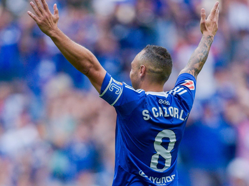 Santi Cazorla celebra uno de los goles del Oviedo ante el Almería.